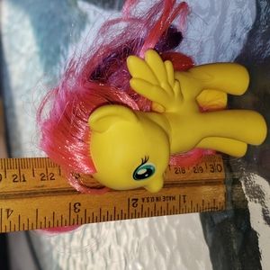 2014 Hasbro My little Pony 3" head rotates left and right.